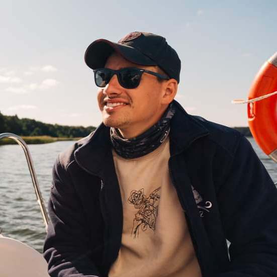Zdjęcie profilowe Bartek Pobudejski, uśmiechnięty na rufie jachtu