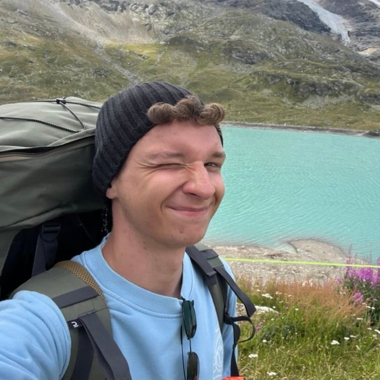 Zdjęcie profilowe Joachim Adamiec, puszczający oko, z górami i jeziorem w tle