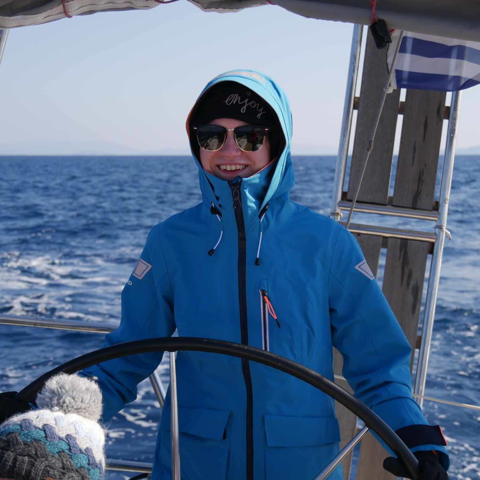 Zdjęcie profilowe Weronika Pilch, uśmiechnięta, stojąca za sterem, w tle morze