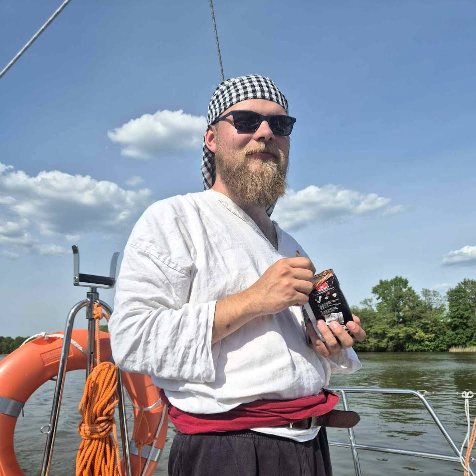 Zdjęcie profilowe Maciek Duda, ubrany w strój piracki, zajada się zupką chińską