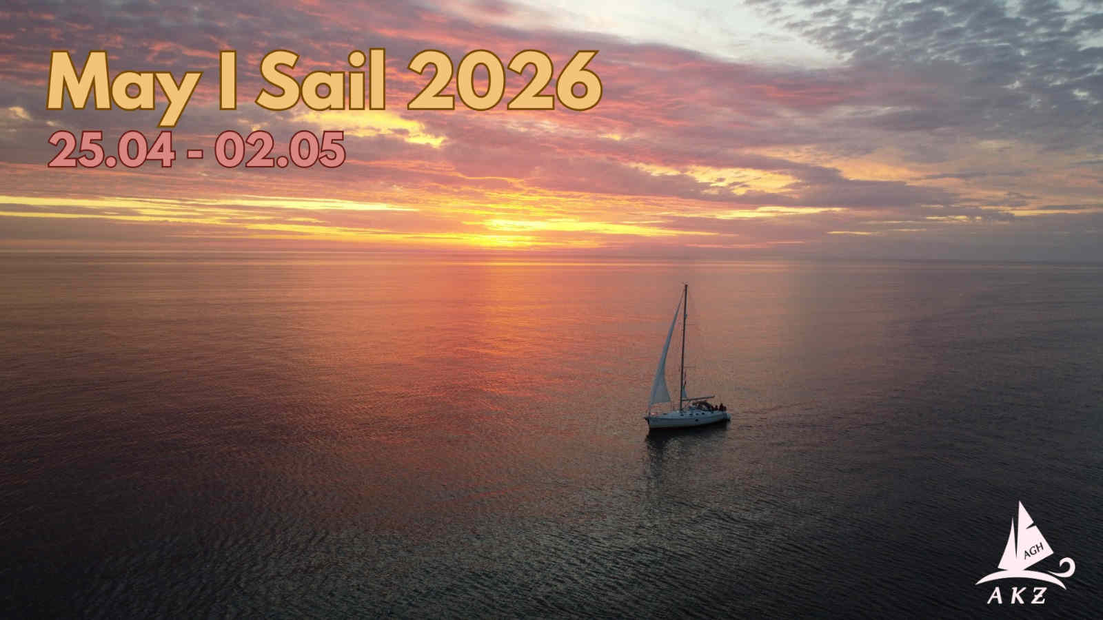 jacht żaglowy przy zachodzącym słońcu na płaskiej tafli wody