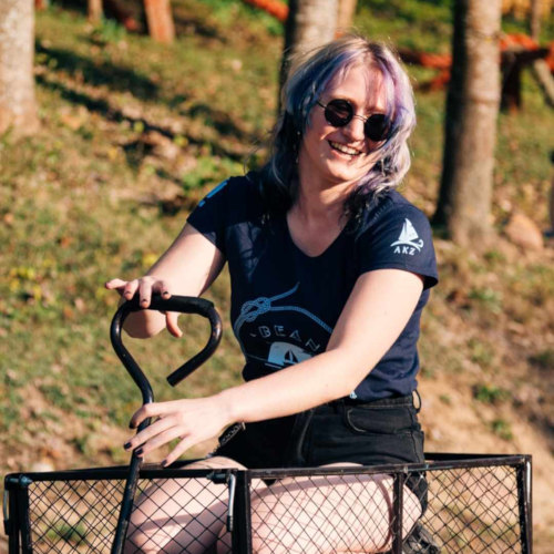 Dziewczyna siedząca w wózku na bagaże